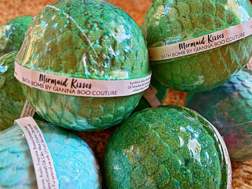Mermaid Kisses Bath Bomb (Round Scales) Mermaid Kisses Bath Bomb (Round Scales)